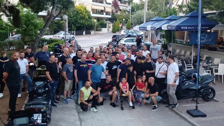 Μεγάλη χαρά έδωσαν στον Γιάννη Κορολόγο τα μέλη του Tmax Hellas